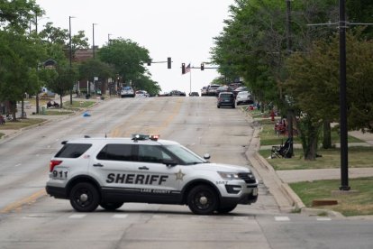 Agentes encargados de hacer cumplir la ley patrullan la escena del tiroteo en el desfile del 4 de julio en Highland Park, Illinois