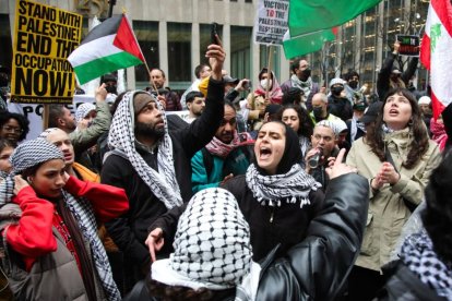 Manifestantes pro palestinos se reúnen frente al Radio City Music Hall antes de una recaudación de fondos para el presidente estadounidense Joe Biden