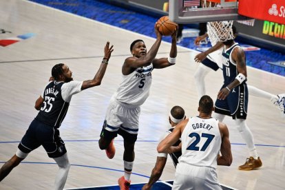 El escolta de los Minnesota Timberwolves Anthony Edwards (5) lanza contra los Dallas Mavericks durante el cuarto cuarto del cuarto partido de las finales de la conferencia oeste de los playoffs de la NBA 2024 en el American Airlines Center.