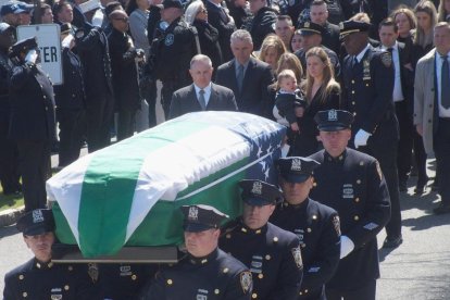 Massapequa Nueva York , Funeral por el asesinado oficial de policía de Nueva York Johnathan E. Diller. Saint Rose of Lima Church.
