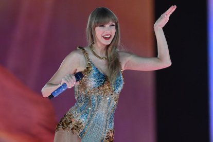 La cantante Taylor Swift durante el concierto que ofreció como parte del 'Eras Tour' el 23 de febrero de 2024 en Singapur. La artista entró a formar parte del listado de multimillonarios del mundo de la revista Forbes en abril de 2024.