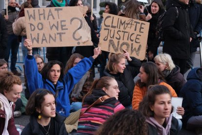 Imagen de archivo de manifestantes protestando contra el cambio climático en Madrid, España.