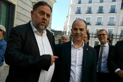 Los políticas catalanes separatistas Oriol Junqueras (l) y Jordi Turull (r)
