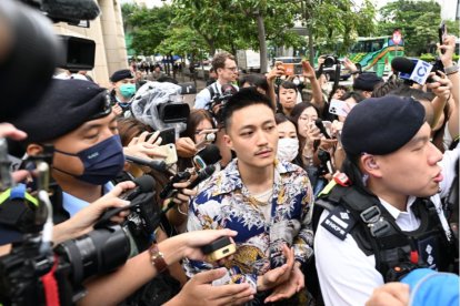 El ex concejal de distrito Shun Lee (C) es visto rodeado de policías y personal de los medios de comunicación a su salida tras ser declarado inocente en el Tribunal de Magistrados de West Kowloon, en Hong Kong, el 30 de mayo de 2024. Un tribunal de Hong Kong declaró a 14 personas culpables de subversión el 30 de mayo, al comienzo de la vista del veredicto en el mayor caso contra el bloque prodemocrático de la ciudad desde que China impuso una ley de seguridad nacional para aplastar la disidencia.