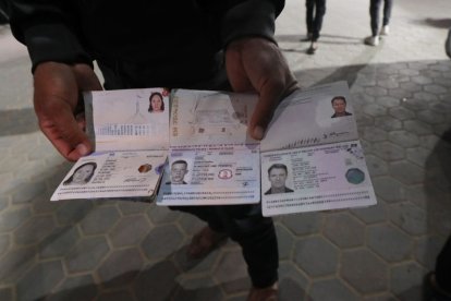 Un oficial muestra los pasaportes de varios de los cooperantes de WCK fallecidos en el ataque en Gaza