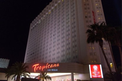 Vista nocturna del hotel Tropicana. El histórico establecimiento cerrará sus puertas el martes 2 de abril de 2024.