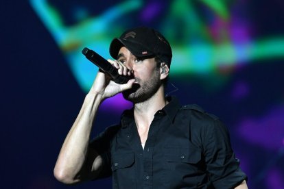 El artista español Enrique Iglesias, durante un concierto.