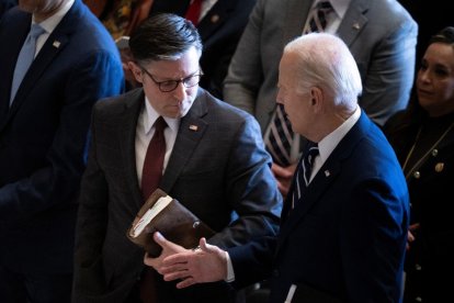 El presidente de la Cámara de Representantes, Mike Johnson, junto con Joe Biden.