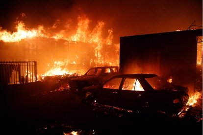 Vehículos y viviendas arden durante un incendio en Viña del Mar, Chile, el 2 de febrero de 2024.