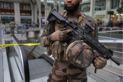 Un soldado francés monta guardia frente a un perímetro de seguridad tras un ataque con cuchillo en la estación de tren Gare de Lyon de París, un importante centro de viajes, el 3 de febrero de 2024.