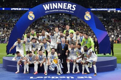 Nacho Fernández, del Real Madrid, levanta el trofeo mientras celebra ganar la final de la Liga de Campeones de la UEFA en el estadio de Wembley en Londres. Fecha de la foto: Sábado 1 de junio de 2024.