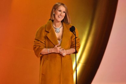 La cantante Céline Dion reapareció el domingo 4 de febrero en la gala de los Grammy para entregar el galardón a Mejor álbum del año a la arista Taylor Swift.
