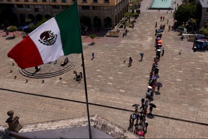 la gente hace cola para votar en un colegio electoral en el Centro Cultural Cabañas durante las elecciones generales en Guadalajara, estado de Jalisco, México