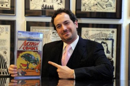Vincent Zurzolo, director de operaciones de Metropolis Collectibles, posee Action Comics #1, el cómic de 1938, el 23 de febrero de 2010 en Nueva York
