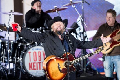 El cantante de country Toby Keith durante una actuación en 2017 que ofreció al expresidente Donald Trump.