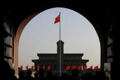 Los turistas caminan por la Puerta de Tiananmen en Beijing