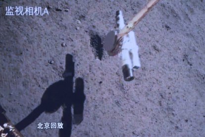 Imagen tomada de una repetición de pantalla en el Centro de Control Aeroespacial de Pekín (BACC) el 4 de junio de 2024 que muestra a la sonda Chang'e-6 de China recogiendo muestras en la Luna.