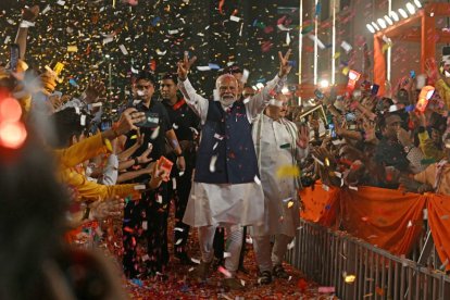 El primer ministro indio, Narendra Modi (C), muestra el signo de la victoria a su llegada a la sede del Partido Bharatiya Janata (BJP) para celebrar la victoria del partido en las elecciones generales del país, en Nueva Delhi, el 4 de junio de 2024. Modi reivindicó la victoria electoral de su partido y sus aliados el 4 de junio, pero la oposición dijo haber "castigado" al partido gobernante para confundir las predicciones y reducir su mayoría parlamentaria.