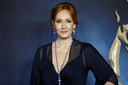 La autora y guionista británica JK Rowling posa a su llegada para asistir al estreno británico de la película 'Animales fantásticos: Los crímenes de Grindelwald'