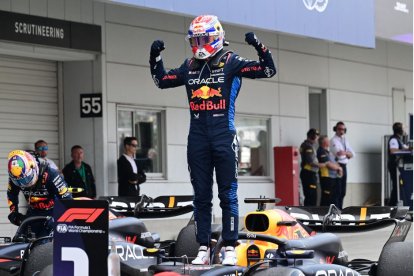 El piloto holandés de Red Bull Racing Max Verstappen celebra su victoria al final de la carrera del Gran Premio de Japón de Fórmula Uno en el circuito de Suzuka en Suzuka, prefectura de Mie, el 7 de abril de 2024.