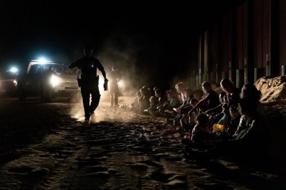 Agentes de la Patrulla Fronteriza en Yuma vigila a un grupo de inmigrantes ilegales detenidos,