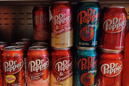Imagen de varios de los refrescos de Dr Pepper en un supermercado en Francia.