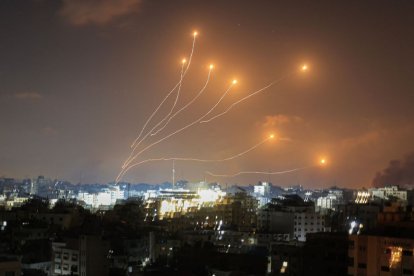 El sistema de defensa antiaérea israelí Cúpula de Hierro intercepta cohetes lanzados desde Gaza el 11 de octubre de 2023