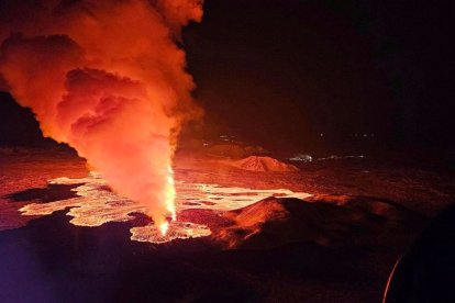 Imagen del volcán en Islandia que entró en erupción el pasado jueves, 8 de febrero de 2024.