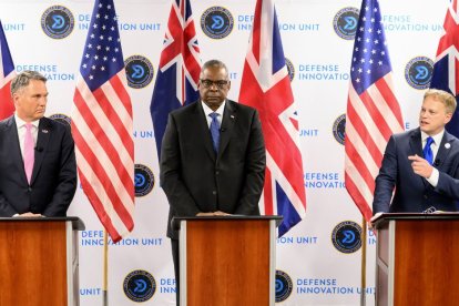 Los secretarios de Defensa de Reino Unido y Estados Unidos y el primer ministro de Defensa de Australia, durante una reunión.
