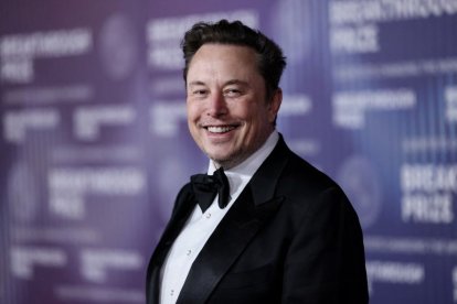 Elon Musk llega a la ceremonia del Décimo Premio Breakthrough en el Academy Museum of Motion Pictures de Los Ángeles, California