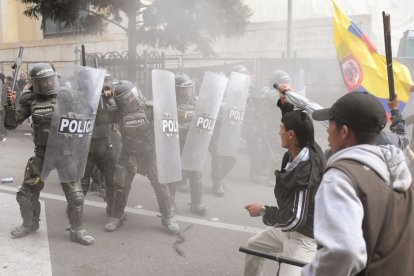 Agentes de la policía antidisturbios chocan con manifestantes durante una manifestación de apoyo al presidente colombiano Gustavo Petro en Bogotá el 8 de febrero de 2024.