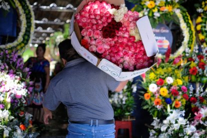 Un hombre lleva rosas antes del Día de San Valentín en el Mercado de Flores de Ciudad de Guatemala el 12 de febrero de 2024.