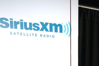Imagen de archivo del logotipo de SiriusXM, la empresa de audio que prescindirá del 3% de su plantilla.