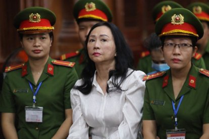 La magnate inmobiliaria vietnamita Truong My Lan (C) observa un tribunal en la ciudad de Ho Chi Minh
