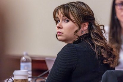 Hannah Gutiérrez-Reed, exarmera de la película Rust, escucha los argumentos finales de su juicio en el Tribunal del Primer Distrito Judicial en Santa Fe, Nuevo México