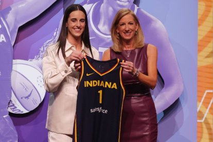 Caitlin Clark, jugadora de los Indiana Fever, durante el draft de la WNBA 2024.