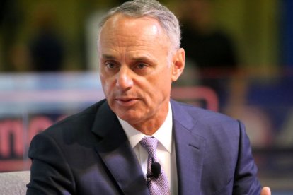 Rob Manfred durante una entrevista |