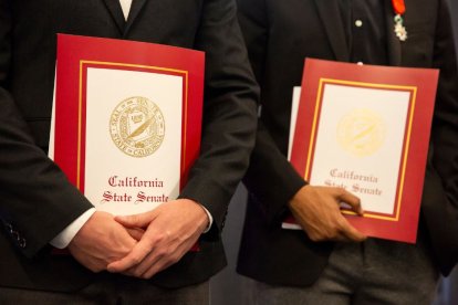 Imagen con carpetillas del Senado estatal de California.