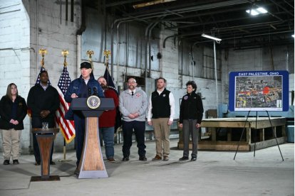 Biden atiende a los medios durante su visita a East Palestine.