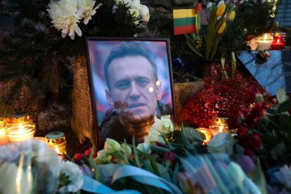 Flores y una fotografía del fallecido líder de la oposición rusa Alexei Navalny se encuentran en un monumento improvisado