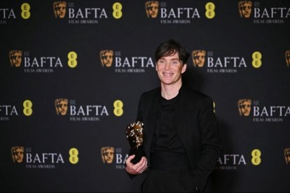 El actor irlandés Cillian Murphy posa con el premio al Mejor actor principal por su papel en 'Oppenheimer' durante la ceremonia de los Premios BAFTA