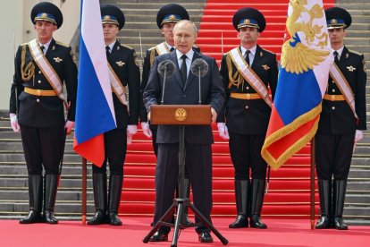 El presidente de Rusia, Vladimir Putin, con miembros de la Guardia Nacional rusa.