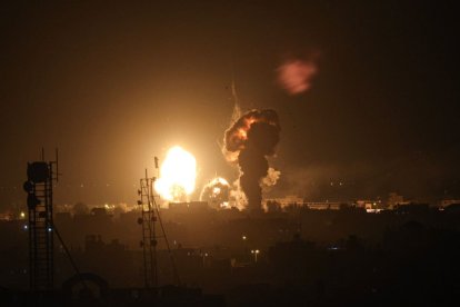 ÚLTIMA HORA | Explosiones simultaneas en Irán, Siria e Irak // BREAKING NEWS | Israel strikes back at Iran: missiles hit major city of Isfahan as explosions reported in Syria, Iraq