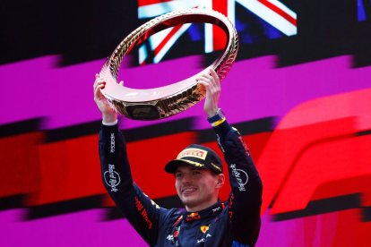 Max Verstappen, levantando el trofeo de campeón del Gran Premio de China de Fórmula 1.