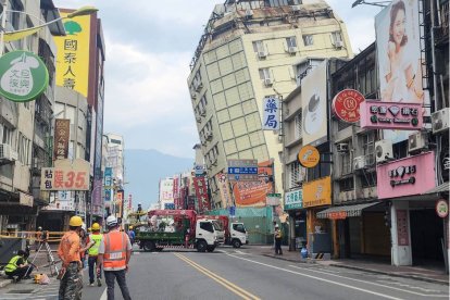 Esta imagen publicada por la Agencia Central de Noticias de Taiwán (CNA) el 23 de abril de 2024 muestra el edificio del Hotel Full en Hualien, que ya había sufrido daños en el terremoto del 3 de abril, inclinándose aún más hacia un lado tras una serie de seísmos durante la noche. Taiwán se vio sacudida por decenas de seísmos durante la noche y el 23 de abril que dejaron edificios balanceándose y algunos inclinándose, y el gobierno dijo que eran réplicas de un enorme terremoto mortal que sacudió la isla hace más de dos semanas.