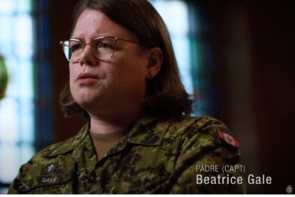 Beatrice Gale, el primer capellán transgénero de las Fuerzas Armadas Canadienses (CAF) y miembro de la Royal Military College