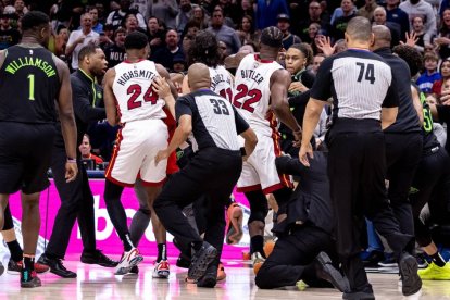 Pelea entre los Miami Heat y los New Orleans Pelicans.