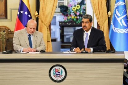 2024-04-23-El presidente de Venezuela, Nicolás Maduro (derecha), y al fiscal de la Corte Penal Internacional (CPI), Karim Khan (izq.)- 34Q4889
