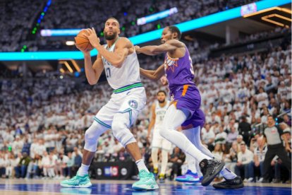 23 de abril de 2024; Minneapolis, Minnesota, EE.UU.; El alero de los Phoenix Suns Kevin Durant (35) defiende contra el pívot de los Minnesota Timberwolves Rudy Gobert (27) en el cuarto cuarto durante el segundo partido de la primera ronda de los playoffs de la NBA 2024 en el Target Center.
