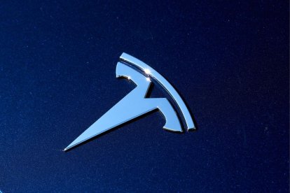 Imagen de un logo Tesla incrustada en uno de los vehículos eléctricos de la compañía.